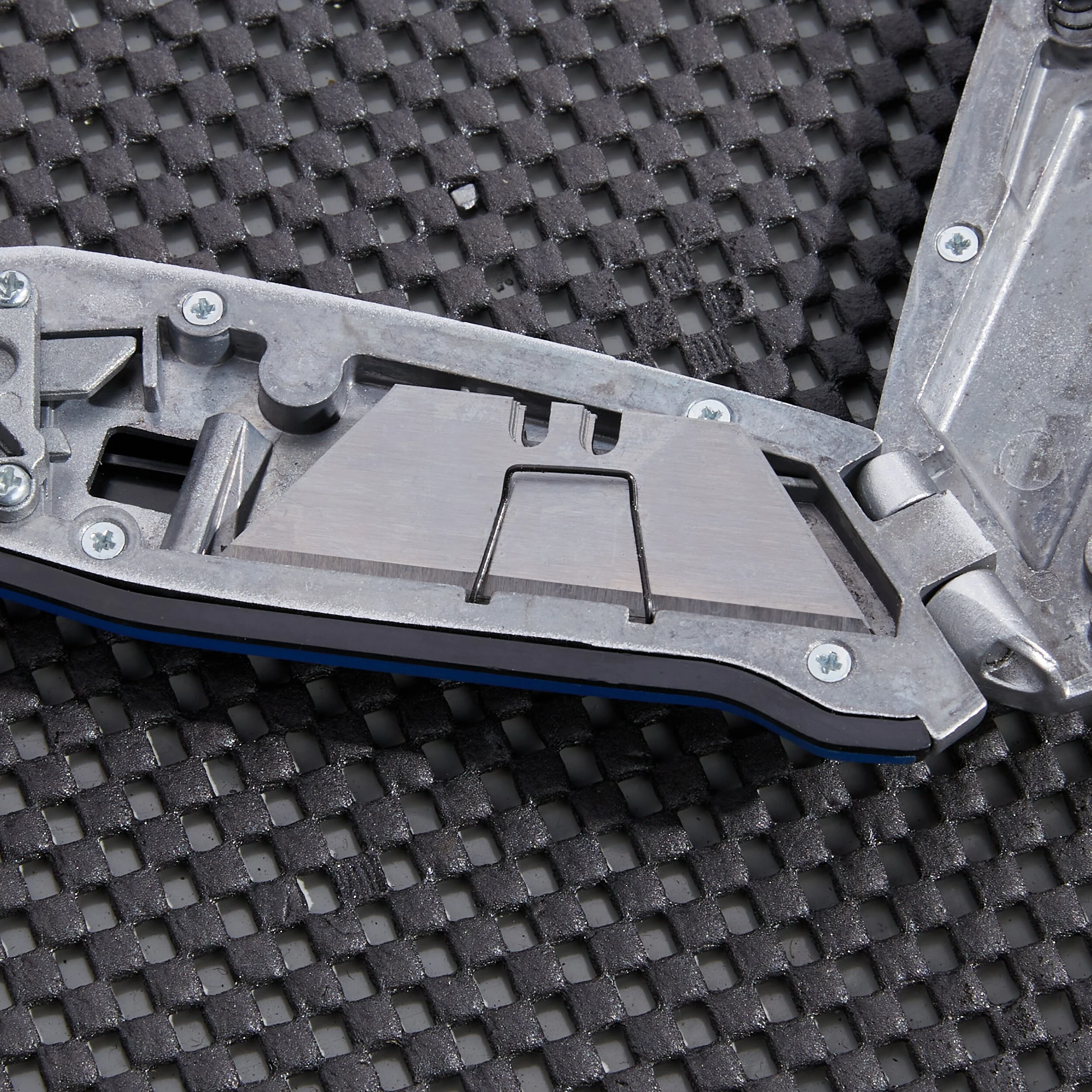 Kobalt Kobalt Auto Loading Retractable Utility Knife 18mm 5-Blade Retractable Utility Knife with On Tool Blade Storage - Hand Tools - Image 3