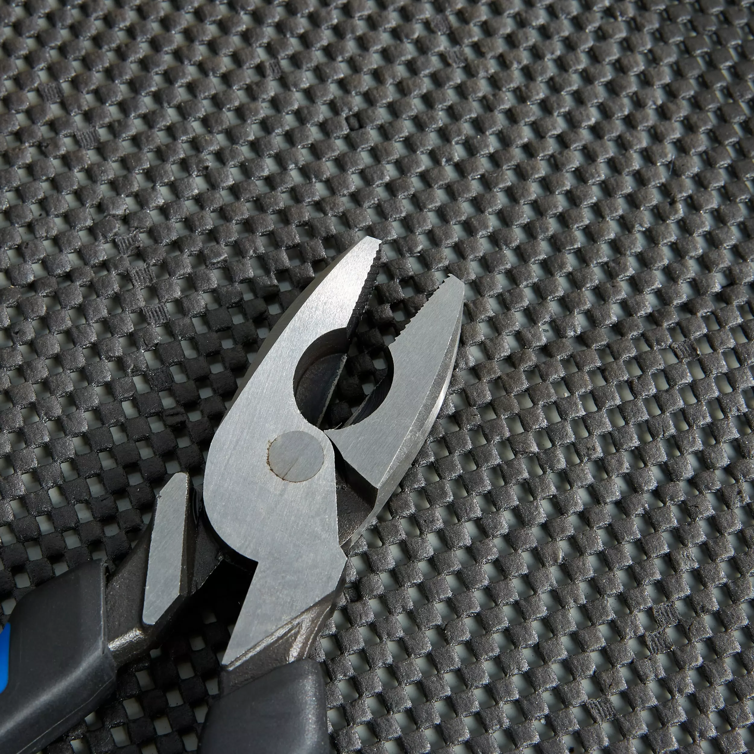 Kobalt 9-in Electrical Linesman Pliers with Wire Cutter - Hand Tools - Image 3