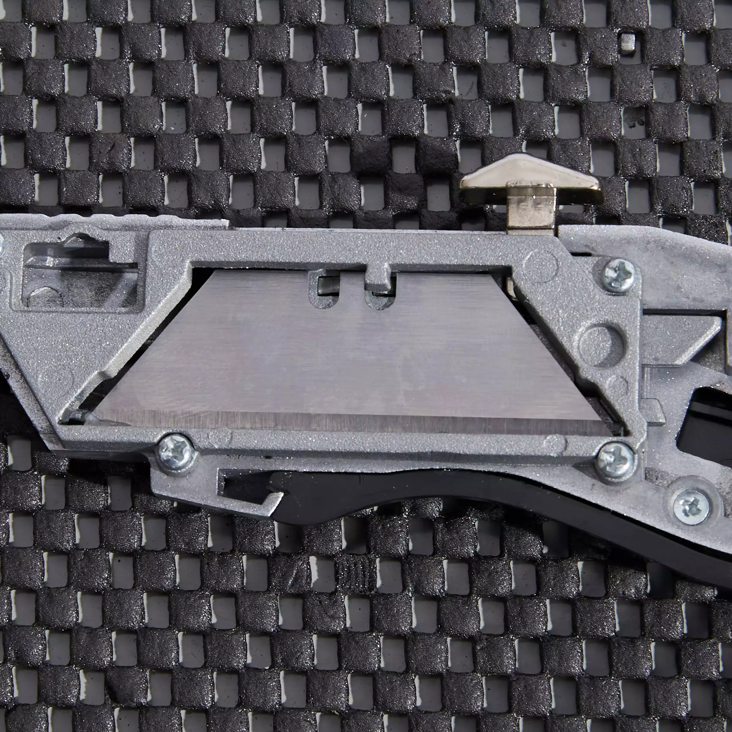 Kobalt Kobalt Auto Loading Retractable Utility Knife 18mm 5-Blade Retractable Utility Knife with On Tool Blade Storage - Hand Tools - Image 4