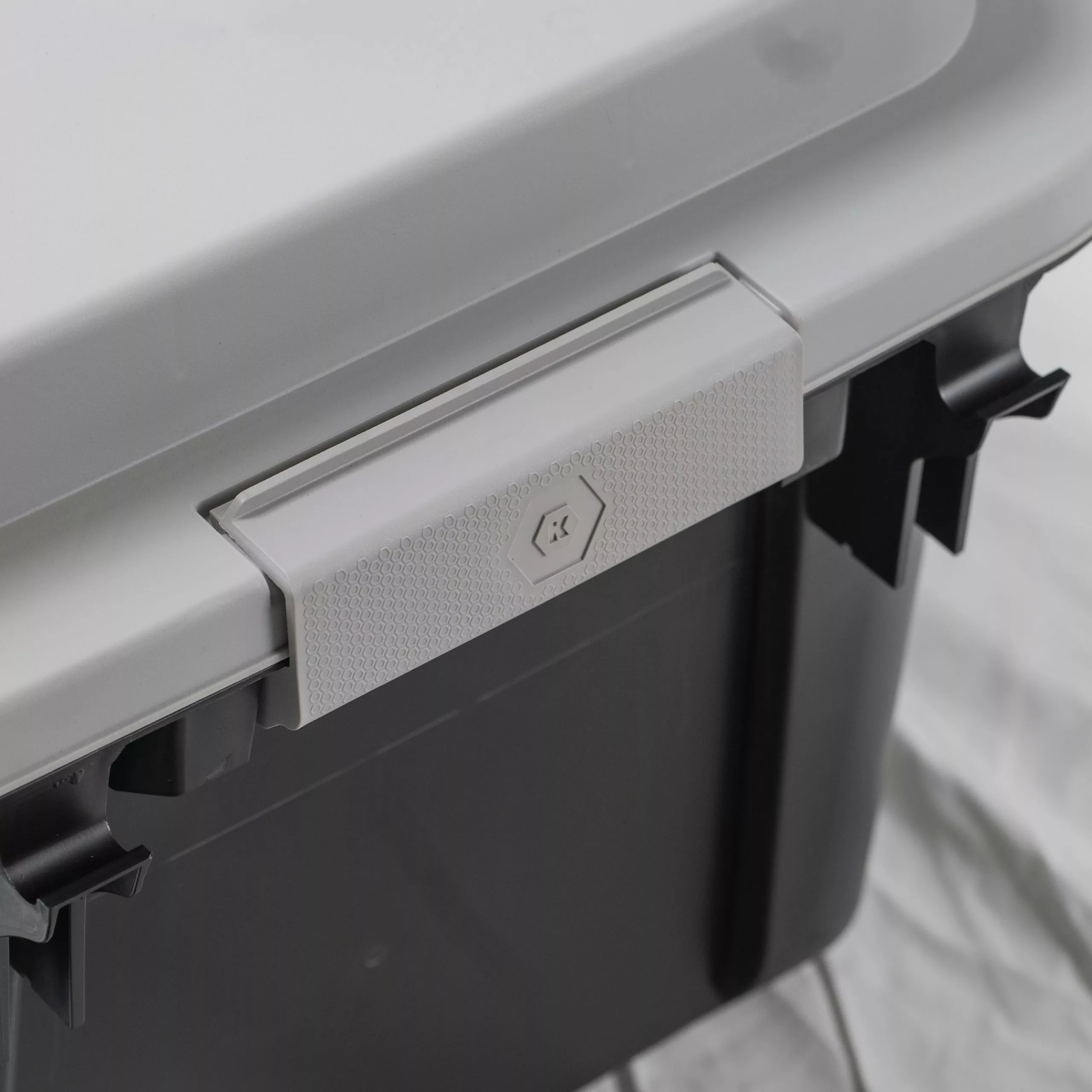 Kobalt X-large 31-Gallon (124-Quart) Grey Heavy Duty Rolling Tote with Latching Lid - Baskets & Storage Containers - Image 11